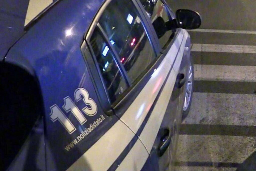 Roma, scontro tra volante della polizia e auto in fuga: tre feriti