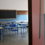 Bologna, a scuola media con il coltello minaccia i compagni di classe: denunciato