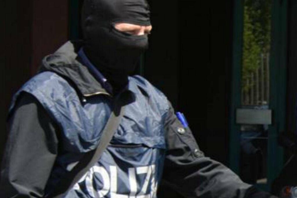 Mandato di arresto internazionale e documenti falsi, misura cautelare per 36enne russo a Bologna