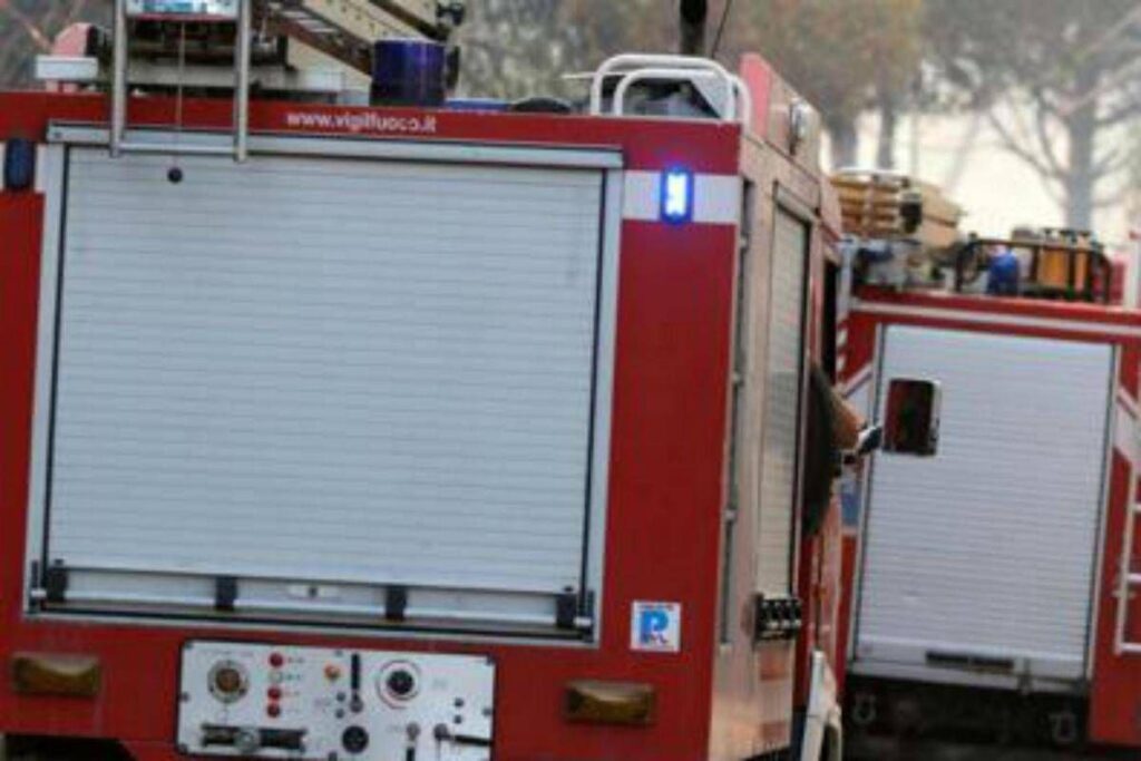 Roma, incendio in campo nomadi a Tor Sapienza: due feriti