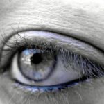 Occhio bionico contro cecità senile, l’84% torna a leggere con microchip e occhiali smart