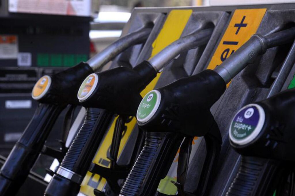 Carburanti, caccia alle risorse per la proroga del taglio delle accise: banche nel mirino della Lega