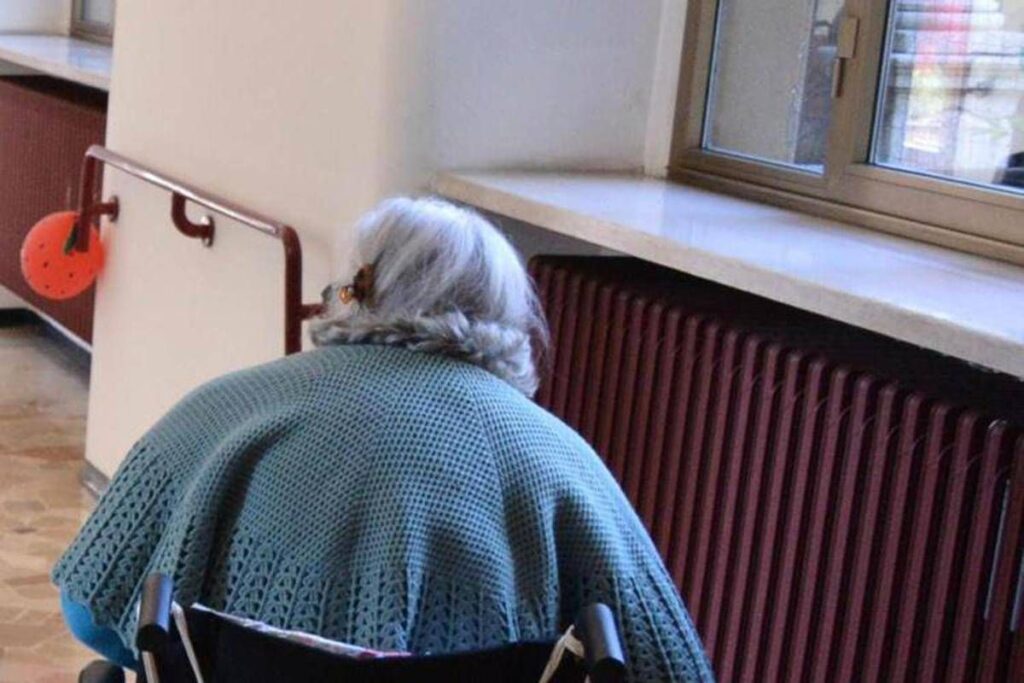 Violenza sessuale su anziane ospiti di un’Rsa, arrestato un infermiere