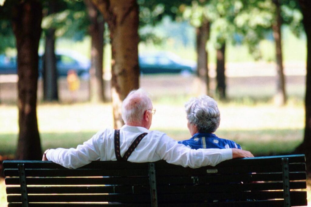 Edward e Annamaria, un amore senza limiti: ogni giorno 10 km a piedi per tenere la mano in Rsa