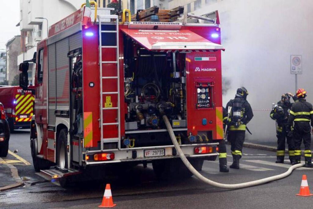Roma, bombola di gas esplode sulla Prenestina: auto in fiamme, alta colonna di fumo
