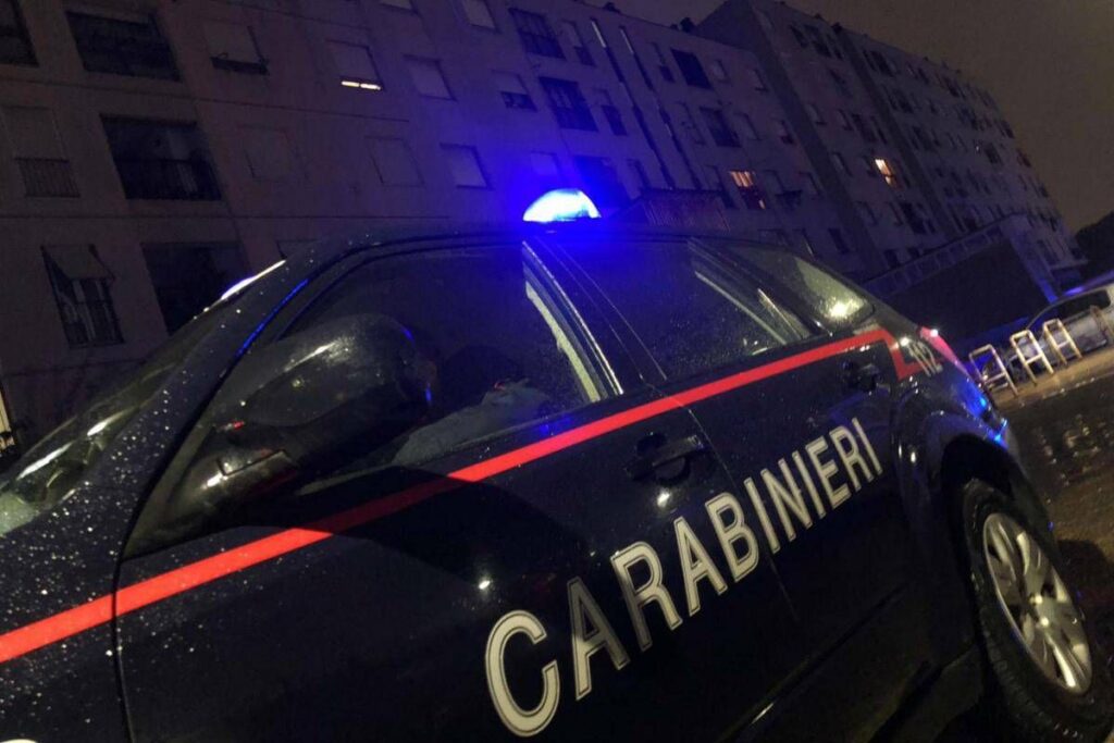 Massa, uomo trovato morto sul balcone di casa: sul corpo segni di coltellate