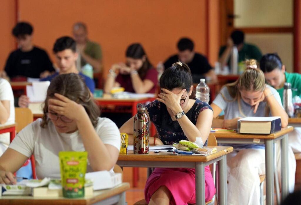 Maturità 2026, la traccia di attualità svelata dall’Ia: ecco i ‘temi’ secondo Chat Gpt, Gemini e Claude Ai