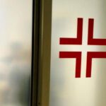 Bimbo precipita dal balcone e il papà si lancia per salvarlo, illesi: tragedia sfiorata a Pordenone