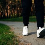 Camminare veloce è una ‘medicina’, lo studio: bastano 15 minuti al giorno