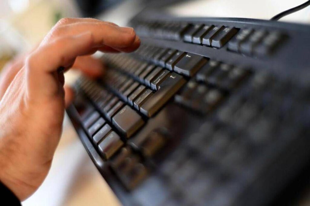 “Vai nella camera a gas”, insulti choc sui social a una prof dell’università di Pisa: denunciato 40enne