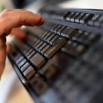 “Vai nella camera a gas”, insulti choc sui social a una prof dell’università di Pisa: denunciato 40enne