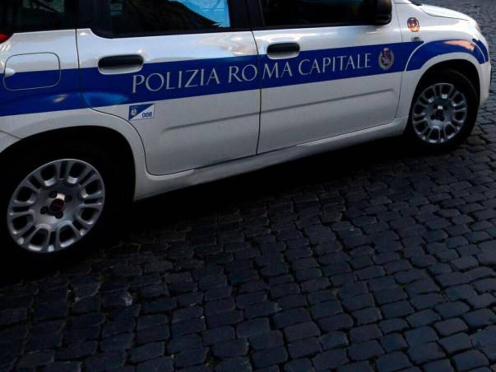 Roma, 24enne stuprata e sequestrata da dipendente locale in centro: un arresto