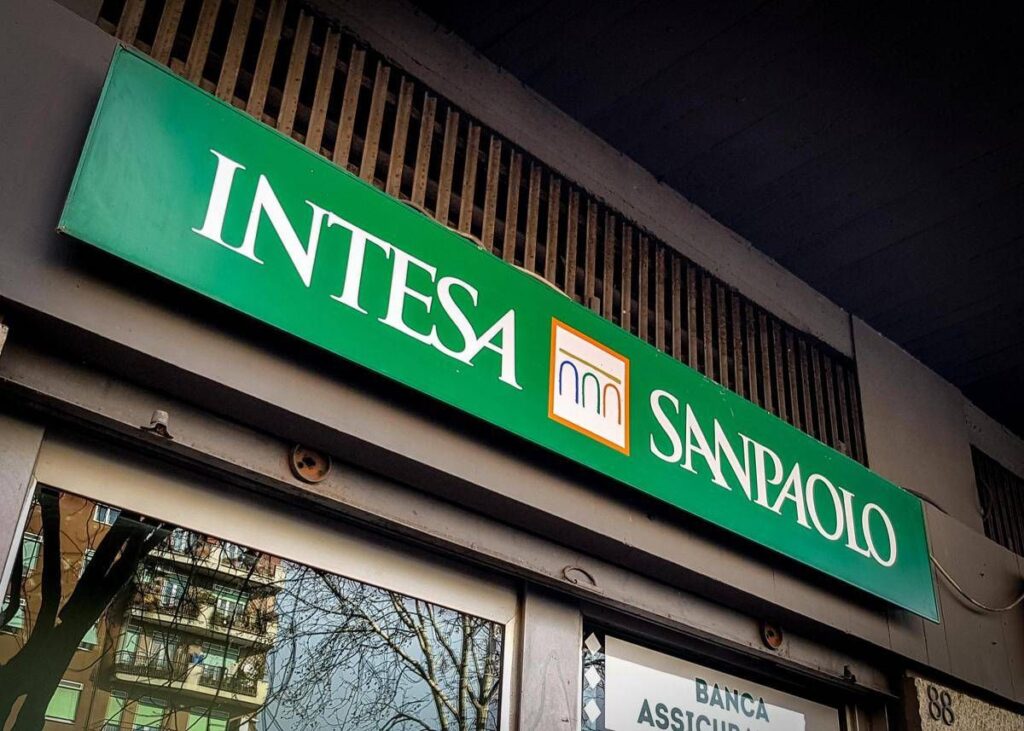 Intesa Sanpaolo, utili a 9,3 miliardi di euro: l’obiettivo è 10 miliardi per il 2026
