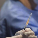 Covid, via libera a emendamento su reintegro sanitari no vax: è scontro