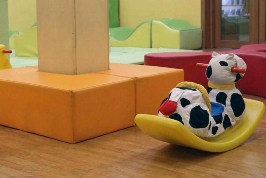 Bimbi picchiati e insultati all’asilo nido, scatta divieto di dimora per 5 maestre