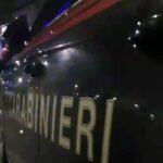 Difende il padre da un tentativo di rapina, accoltellato 46enne a Napoli