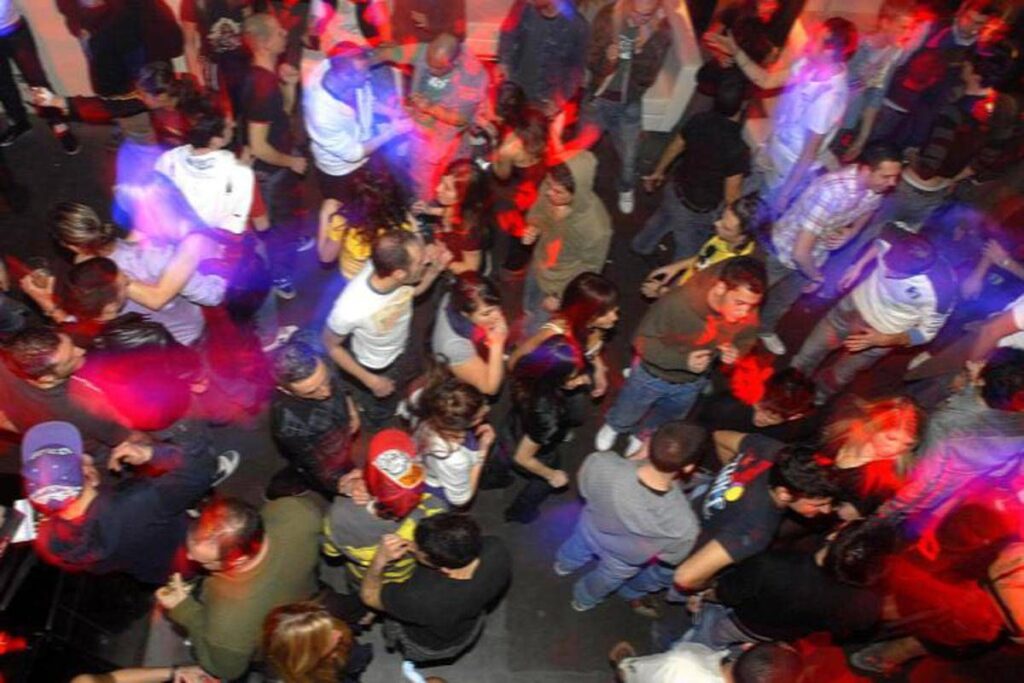 Milano, 19enne all’uscita discoteca denuncia: “Mi hanno violentata”