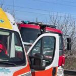 Scontro tra bus pieno di studenti e un’auto ad Arignano, un morto e una ventina di contusi