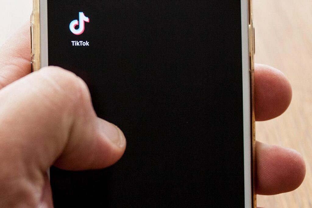 TikTok sotto accusa in Europa: “Viola leggi Ue, account minori a rischio”
