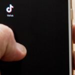 TikTok sotto accusa in Europa: “Viola leggi Ue, account minori a rischio”