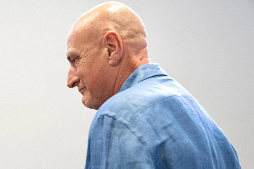 A Chico Forti permesso per lavorare: insegna windsurf ai disabili e inglese agli anziani