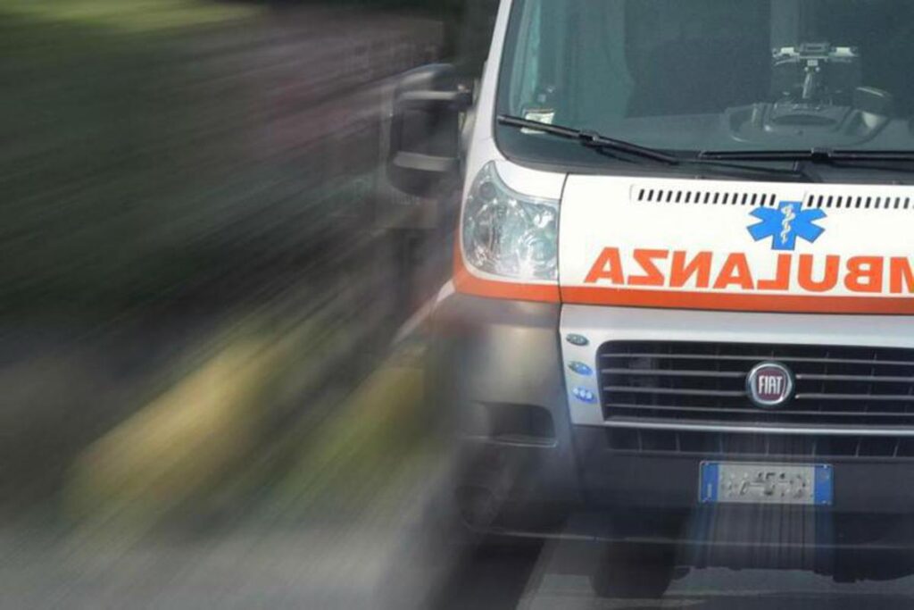 Reggio Emilia, investito da camion rifiuti mentre era in bici: morto 11enne