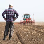 Gli offrono 700mila euro, ma un agricoltore rifiuta e non vende il suo terreno