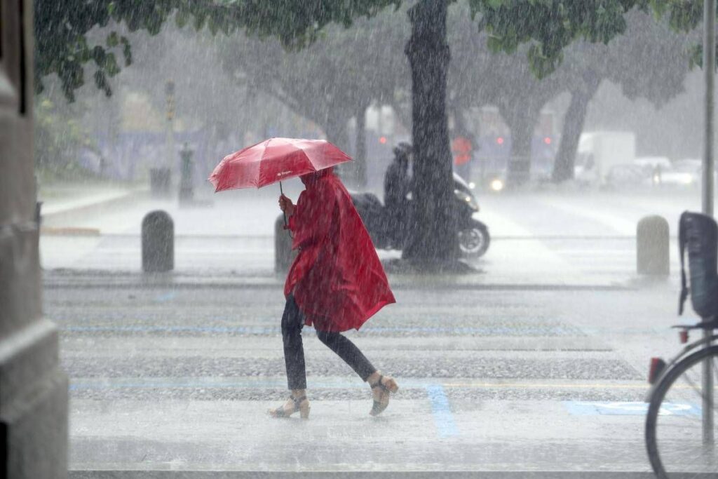 Italia nella morsa del maltempo, perturbazione in arrivo con piogge e nubifragi: le previsioni di Betti (Cnr)