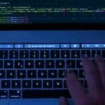Videocamere hackerate, scoperto sito che vende dirette e video hot privati: 150 dall’Italia