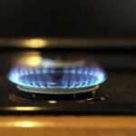 Attacco all’Iran, cosa succede alle bollette del gas degli italiani: come tutelarsi