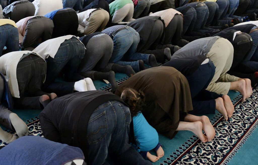 Islam, Lega prepara giro di vite: da albo delle moschee a registro degli imam, arriva il reato di prediche radicali