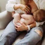 Tumori, studi Ieo: allattare al seno dopo malattia è sicuro per bebè e mamma