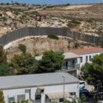 In 44 sbarcano a Lampedusa, sulla barca due corpi e tre intossicati