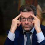 Manovra, scostamento da 28 miliardi. Giorgetti: “Serve un approccio più prudente”