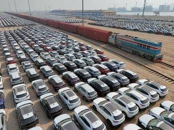 Mobilità, l’auto resta ‘regina’ degli spostamenti degli italiani ma crescono alternative