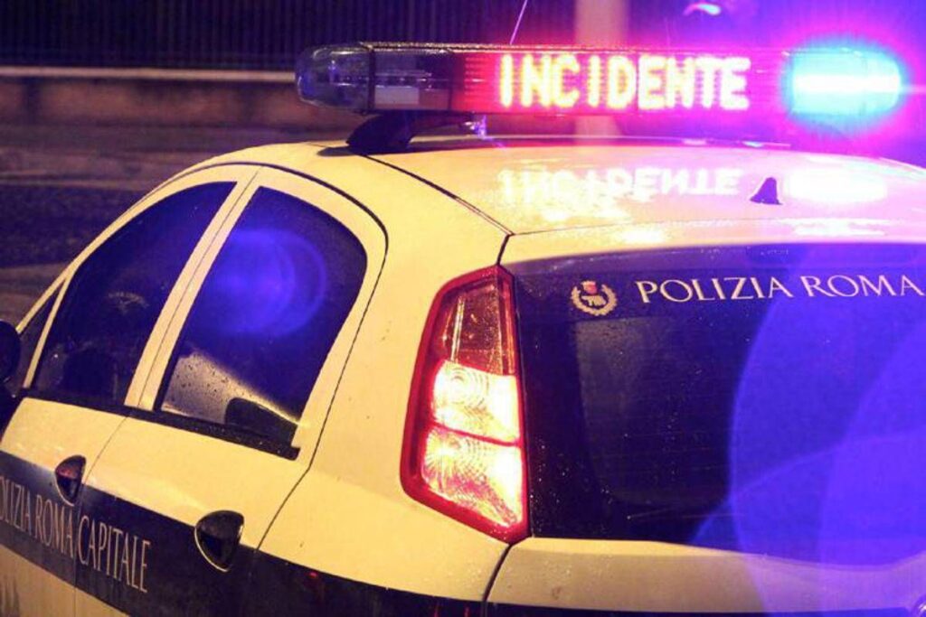 Roma, scontro fra due auto in via Tuscolana: 2 morti e due bimbi estratti da lamiere