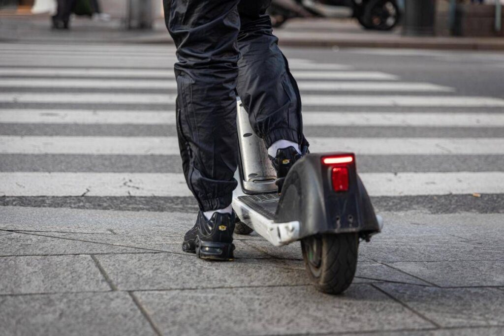 Milano, in due su monopattino si scontrano con auto: morto 19enne