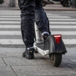 Milano, in due su monopattino si scontrano con auto: morto 19enne