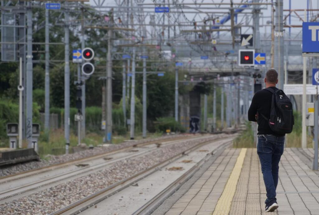 Persone sui binari, treni fermi sulla Genova-Savona: stop circolazione per 40 minuti