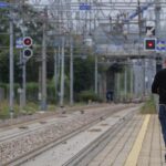 Persone sui binari, treni fermi sulla Genova-Savona: stop circolazione per 40 minuti