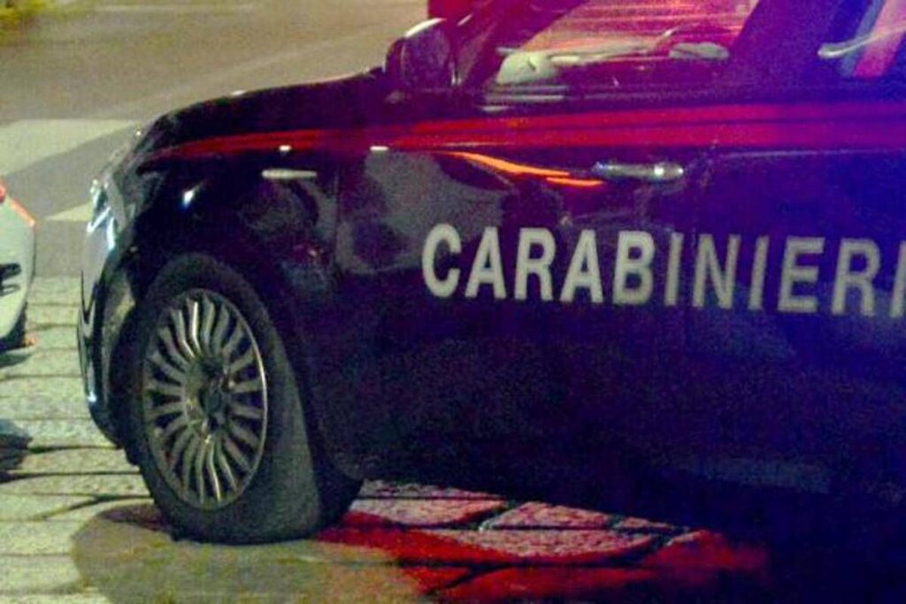 Napoli, colpito da proiettile vagante mentre passeggia con la compagna