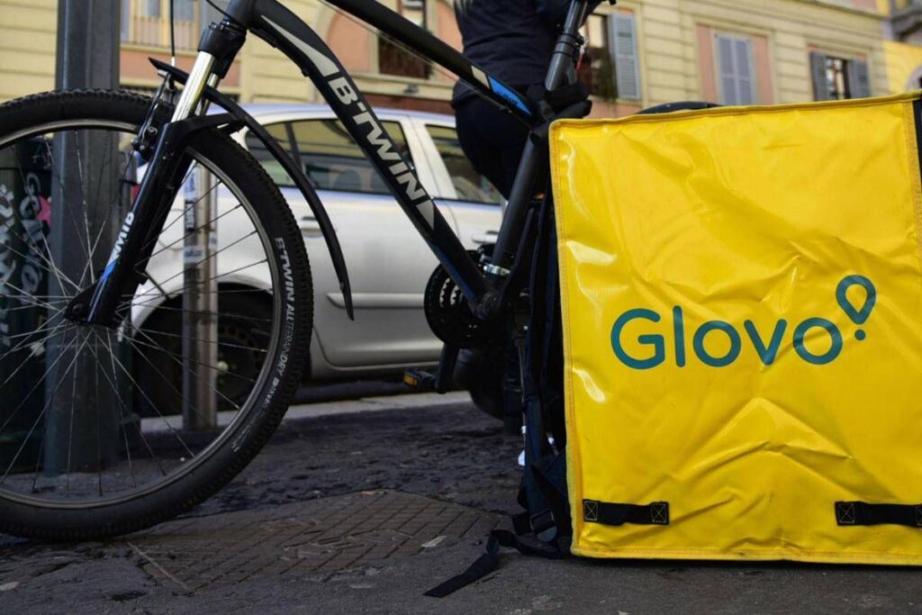 Glovo, gip convalida commissariamento: “Regolarizzi 40mila rider”