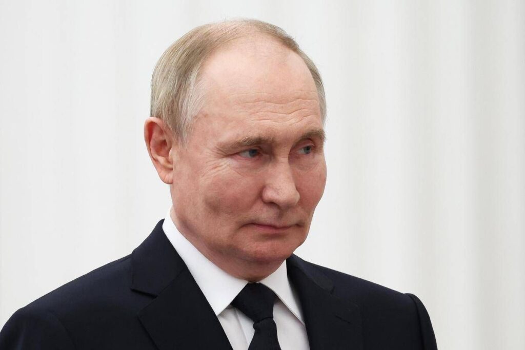 Mosca, droni ucraini contro aeroporti impediscono l’atterraggio di Putin