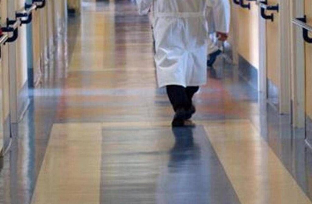 Roma, giornalista ricoverata in ospedale: “Vetri nella lasagna”