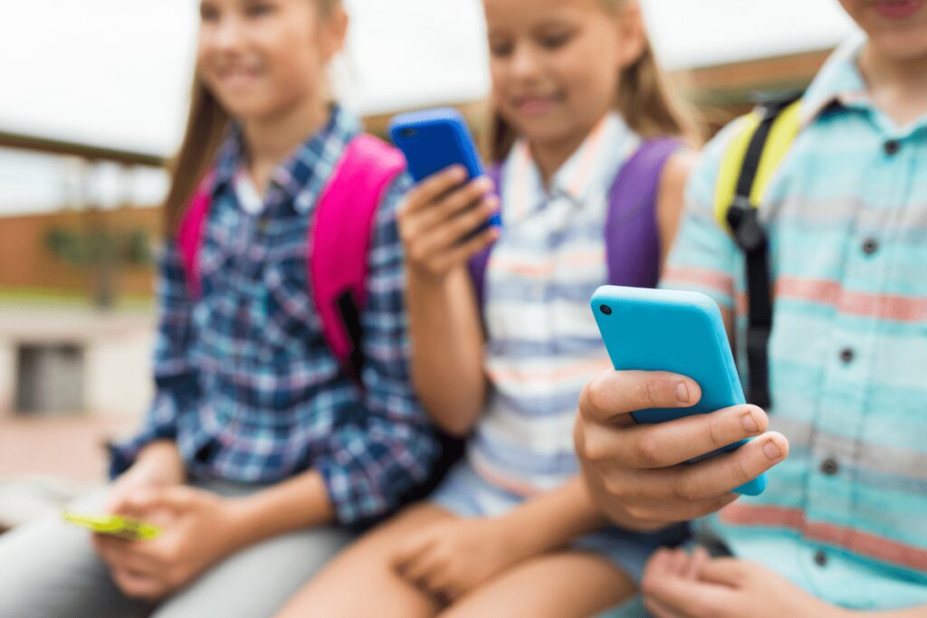 Ue, nuove regole sui social per i minori: niente account autonomi prima dei 15 anni
