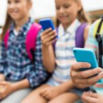 Ue, nuove regole sui social per i minori: niente account autonomi prima dei 15 anni