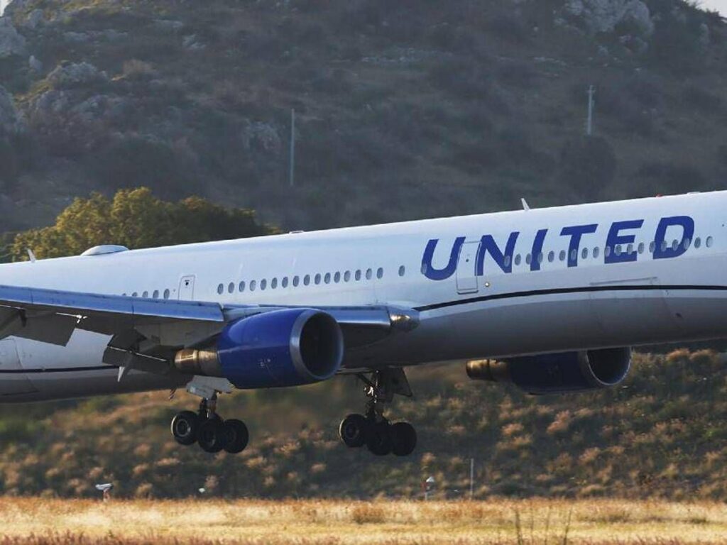 Parabrezza Boeing in frantumi, atterraggio d’emergenza e pilota ferito