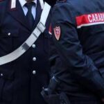 “Sei grassa e brutta”, picchia e insulta moglie e figlia: arrestato 61enne nel Napoletano