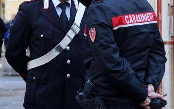 “Sei grassa e brutta”, picchia e insulta moglie e figlia: arrestato 61enne nel Napoletano