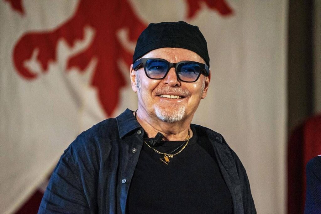 Vasco Rossi in ospedale, operato alla schiena: “Sono già in piedi”